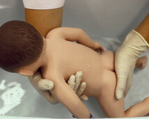 Uchwycenie dziecka podczas kąpieli do mycia tylnej powierzchni ciała.